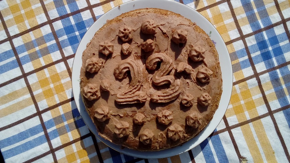 Slavíme 1. rok! Tak proč je na dortu 23?!
