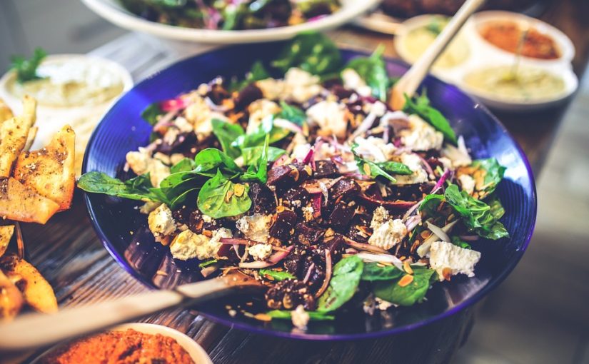 Tohle je dobré! Listy z ředkviček do salátu a pesto z mrkvové natě